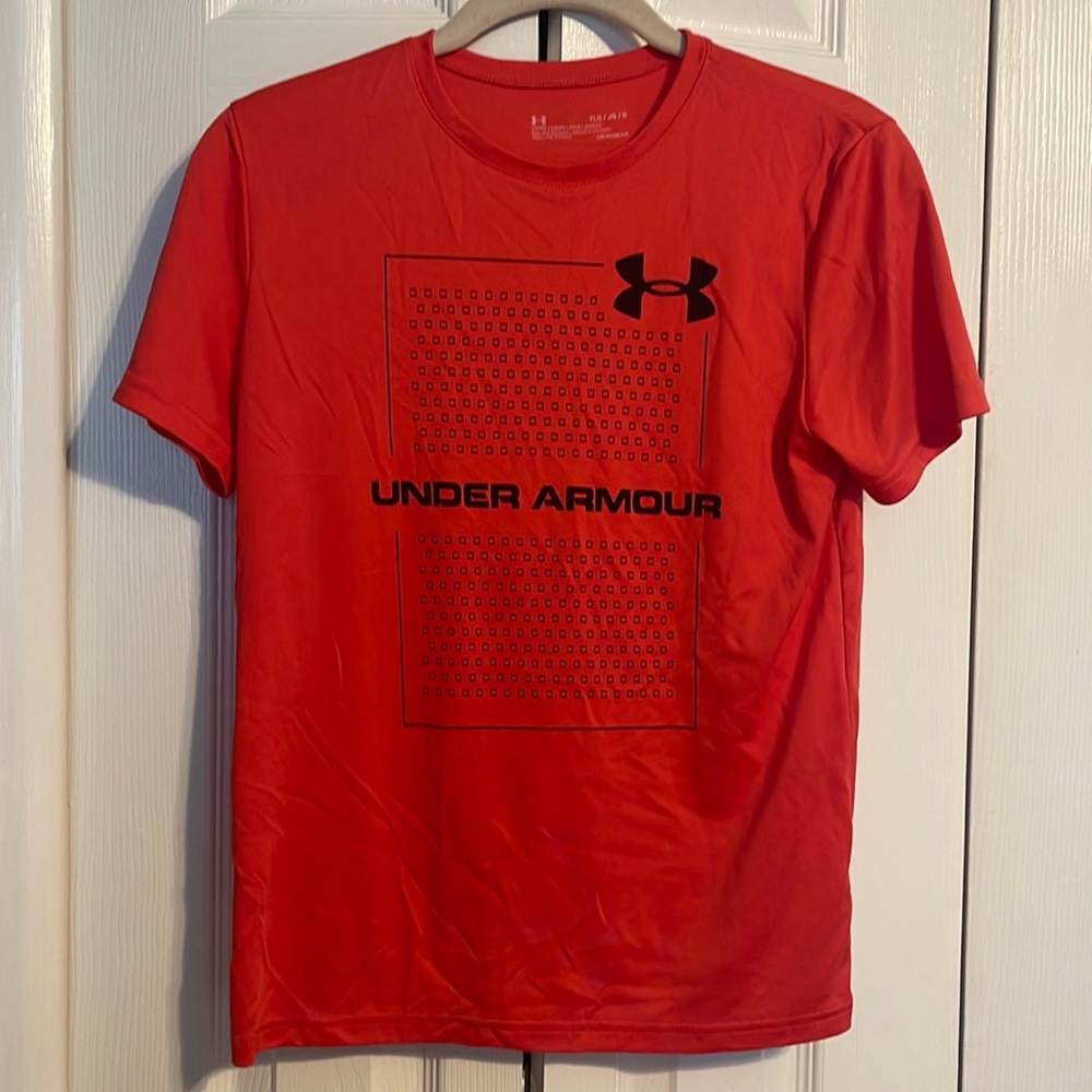 Under Armour  short sleeve shirt in red and black size Youth large
